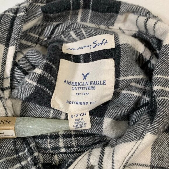 American Eagle black white plaid collared long sleeve button front shirt - Picture 7 of 10